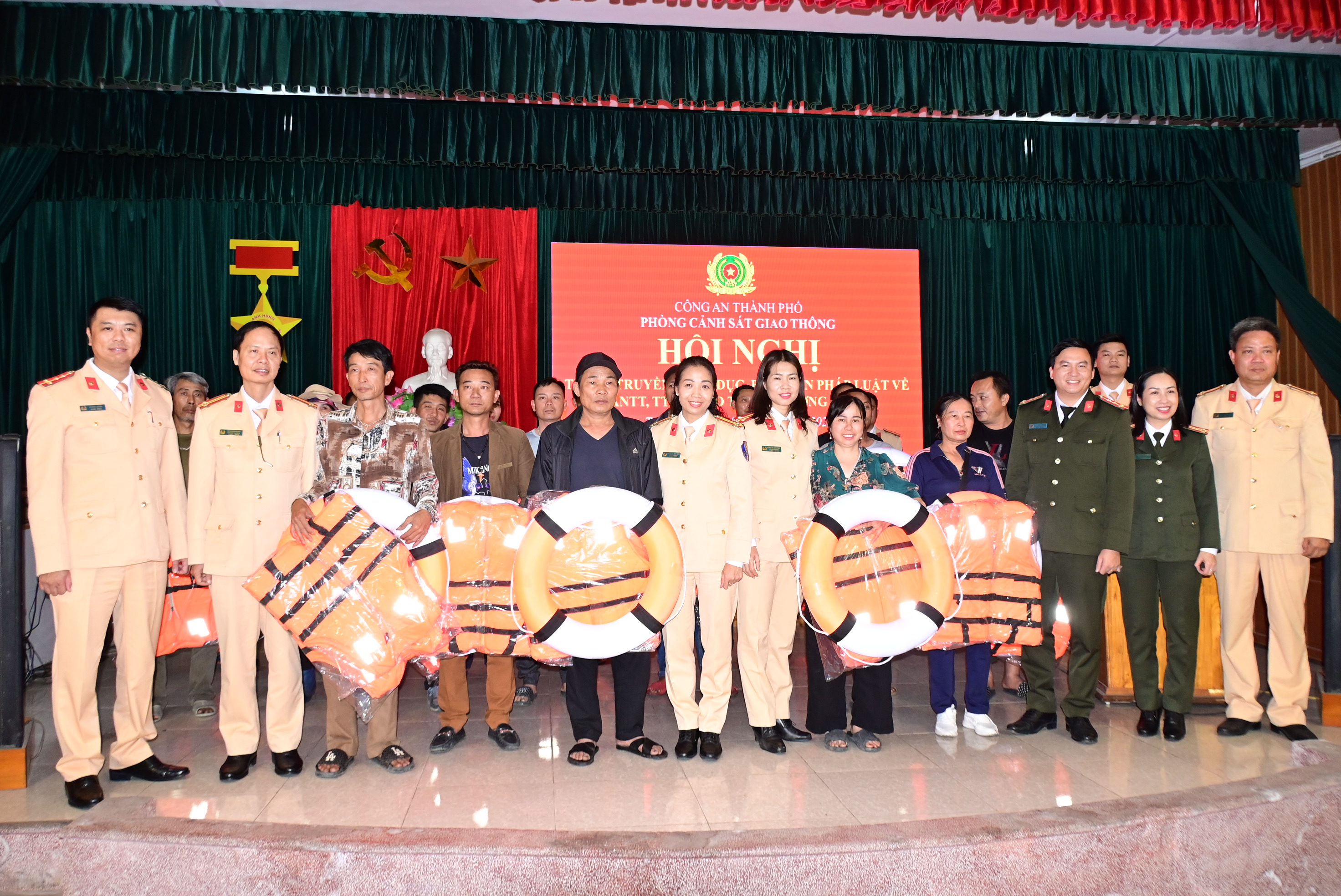 Trạm Cảnh sát đường thủy Bạch Đằng: Tuyên truyền về TTATGT đường thủy cho 73 chủ phương tiện nhỏ trên sông